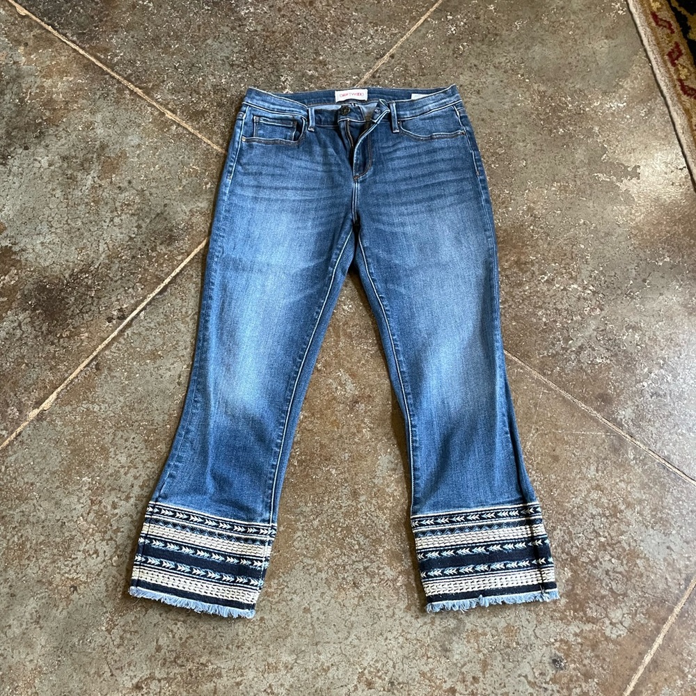 3/4 length embroidery styled jean. W30 L26